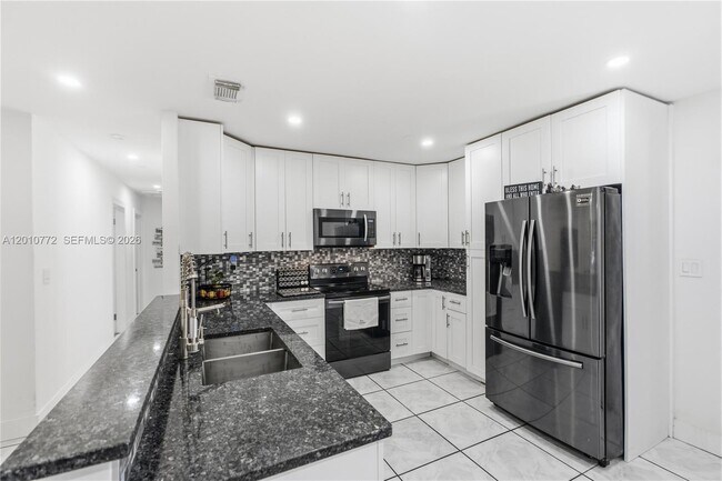 Building Photo - 630 NE 23rd Ct