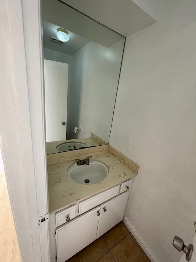 Building Photo - 719 N Eucalyptus Ave