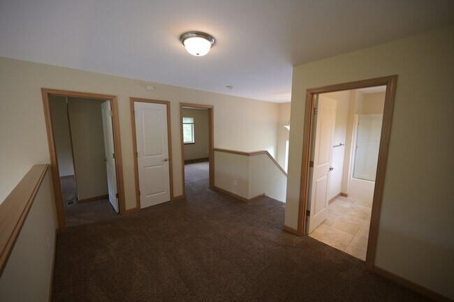 Building Photo - 3 bed, 2.5 bath, 2 car garage, lots of sun...