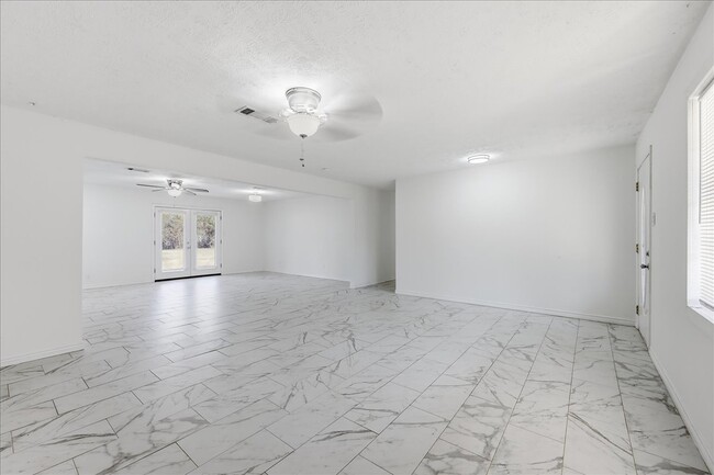 Building Photo - 165 Loving Dr