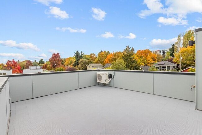 Building Photo - Stunning Ultra-Modern Central District Tow...