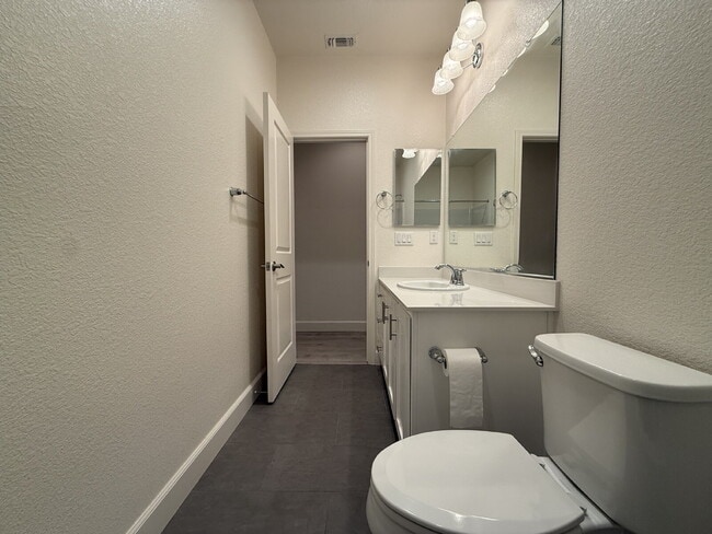 Building Photo - Modern 4-bedroom 3-bath available in Elk Grove