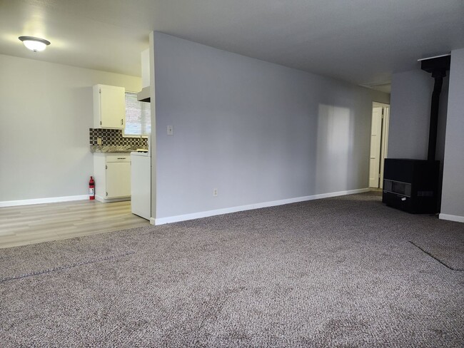 Building Photo - 2 Bedroom Duplex!!
