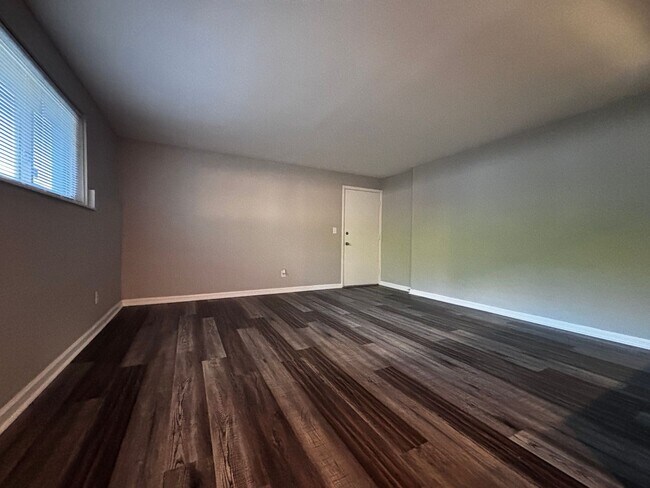 Building Photo - Updated 1 bed Apartment in Quiet Kettering Neighborhood - Schedule a tour now!