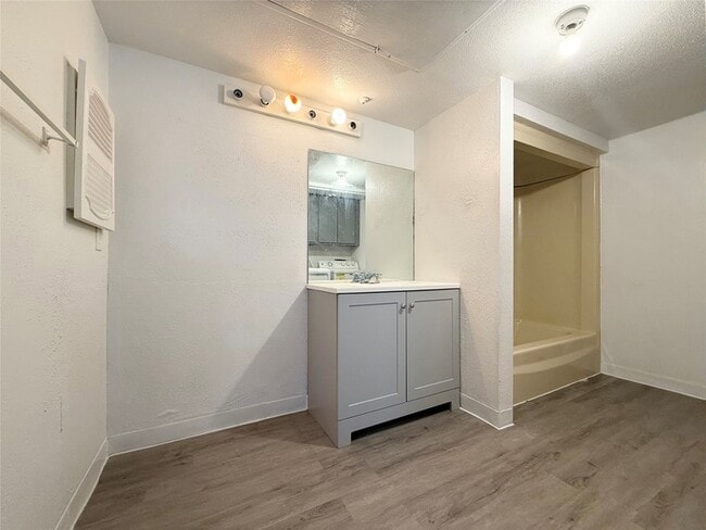 Building Photo - 2822 S Bartell Dr