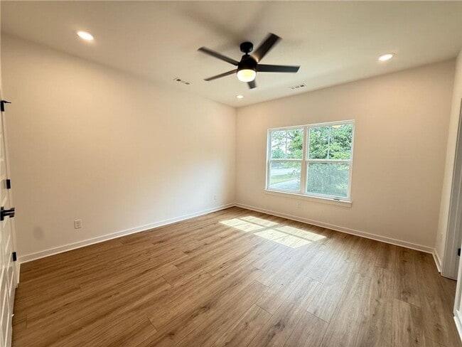 Building Photo - Nice Townhouse Near Campus