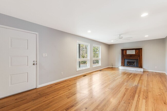 Building Photo - Updated 2-Bedroom Home in Gorgeous Woodland Hills (Landscaping Included)