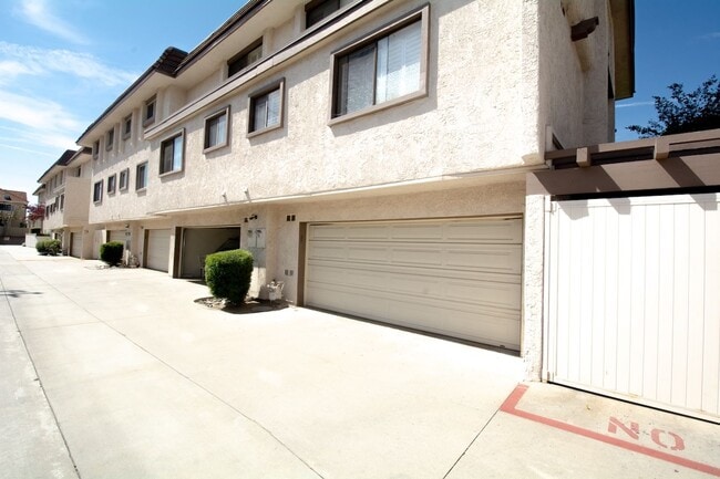 Building Photo - 848 W Huntington Dr