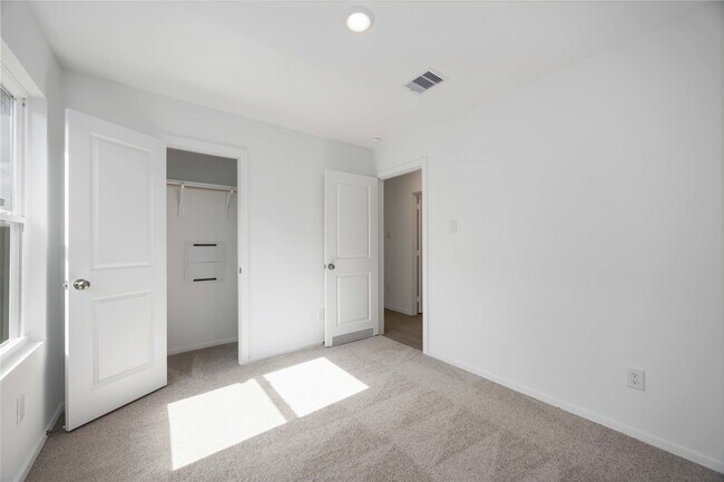 Building Photo - 385 Lucia Way