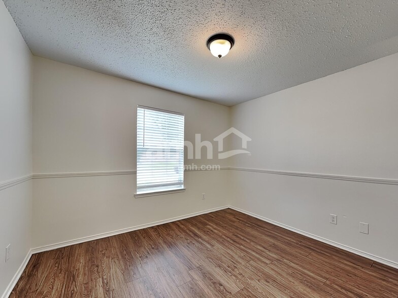 Building Photo - 2043 Wildwood Dr