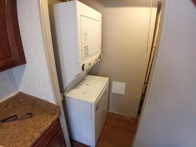 Building Photo - 3Br/1.5Ba Fully Renovated Townhouse