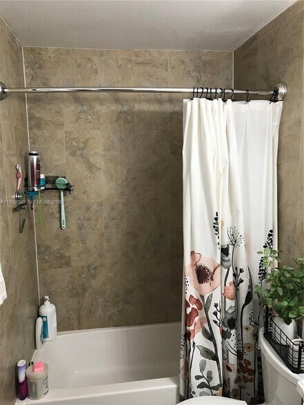 Building Photo - 10353 N Kendall Dr