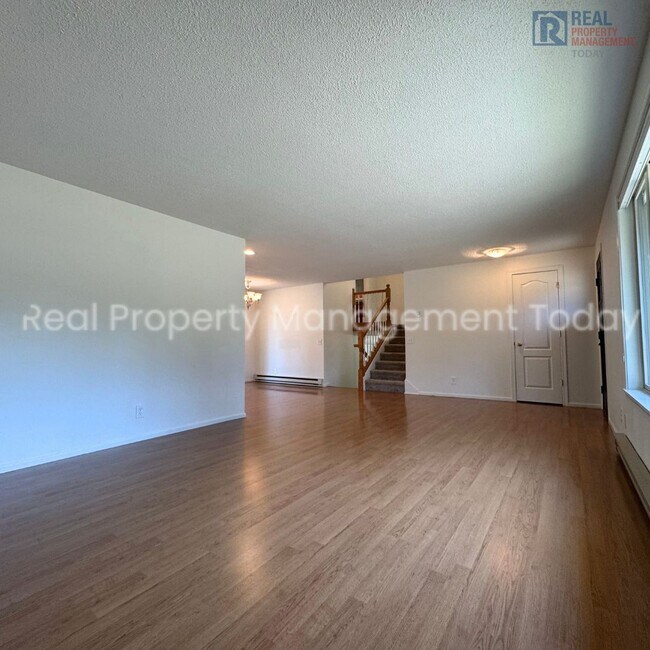 Building Photo - Charming 3 Bedroom with Huge Backyard!