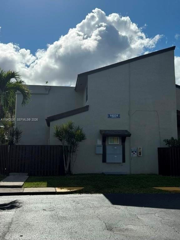 Building Photo - 10231 Fontainebleau Blvd