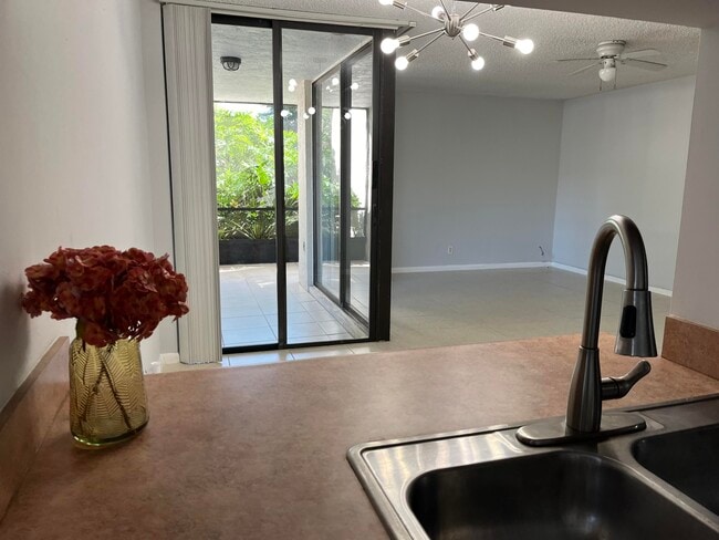 Building Photo - 1915 Lavers Cir