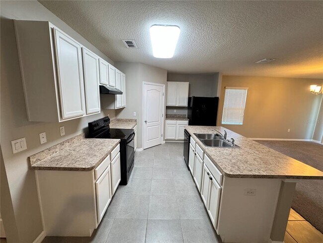 Building Photo - 2323 Silverview Dr