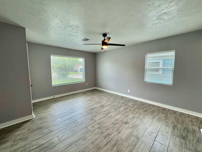 Building Photo - 2144 Westchester Dr