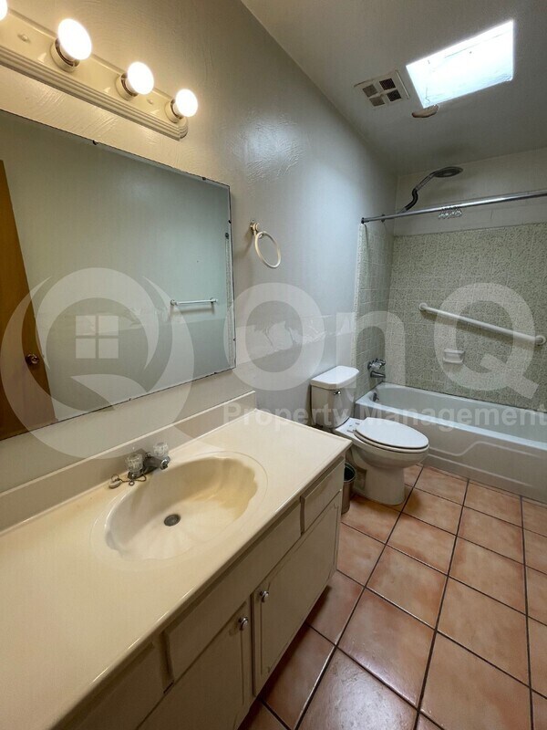 Building Photo - 4963 S Cherry Ave