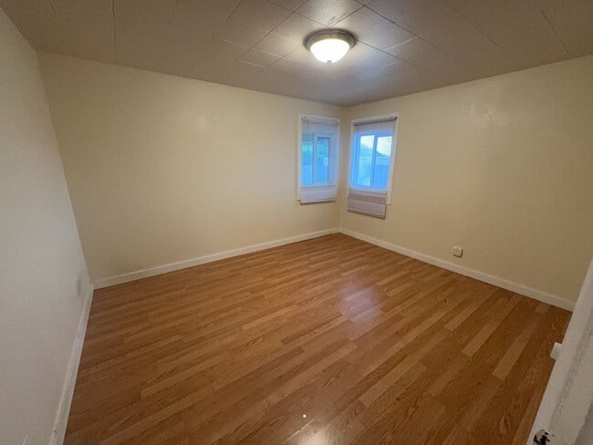 Building Photo - Pet-friendly 3 Bedroom 1 Bath Home close to the Beach!