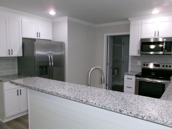 Building Photo - Classic ranch style home with basement for...