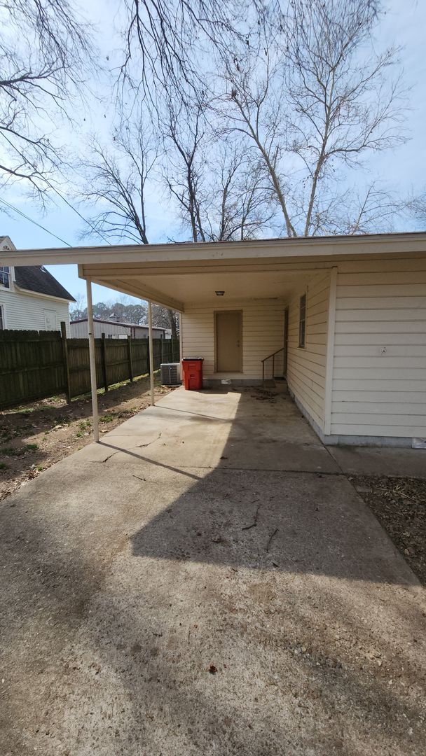 Building Photo - 605 N Front St