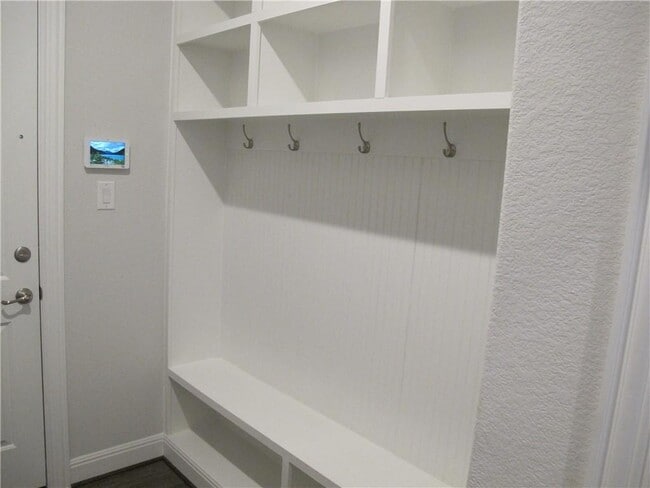 Building Photo - 635 Spinnaker Loop