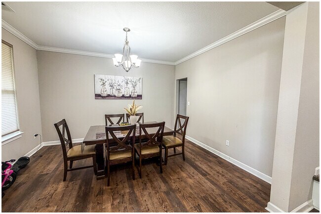 Building Photo - 1321 Parkdale St