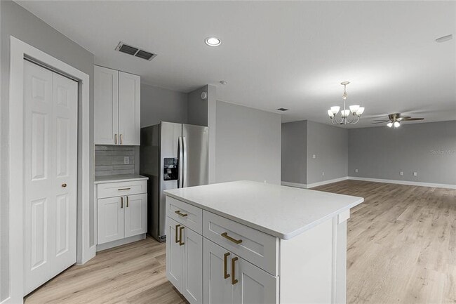 Building Photo - 13550 Laranja St