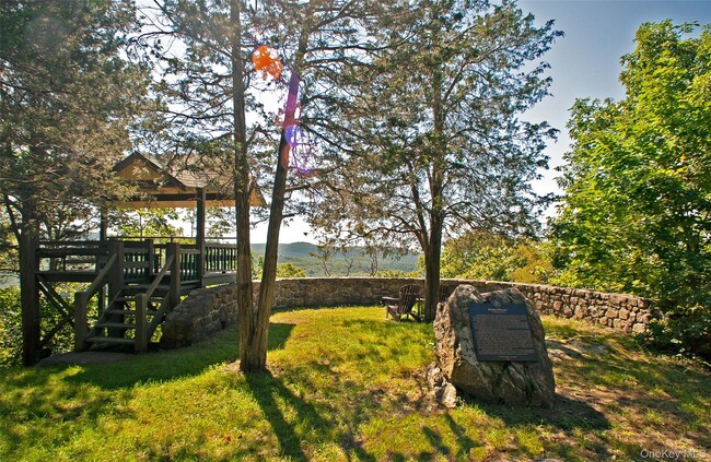 Building Photo - 21 Lookout Dr