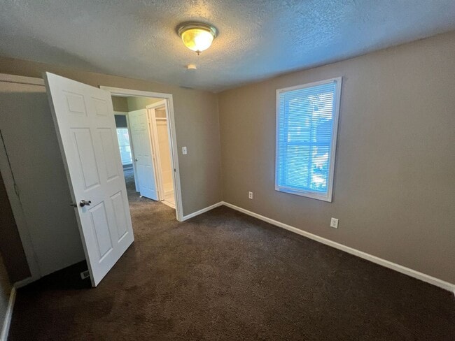 Building Photo - Cozy 2 Bedroom Home with Large Backyard