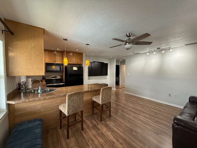 Building Photo - Updated 1 bedroom condo near the river!