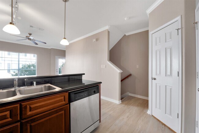 Building Photo - 9200 Westheimer Rd