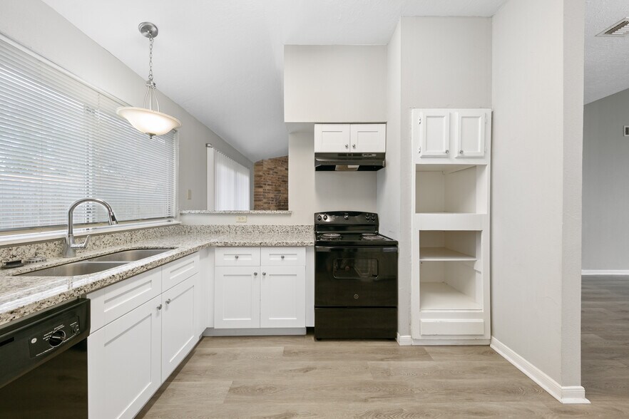 Building Photo - 10530 Rippling Fields Dr