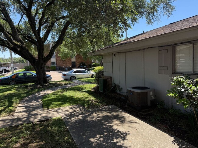 Building Photo - 2 BR 1 BA rental