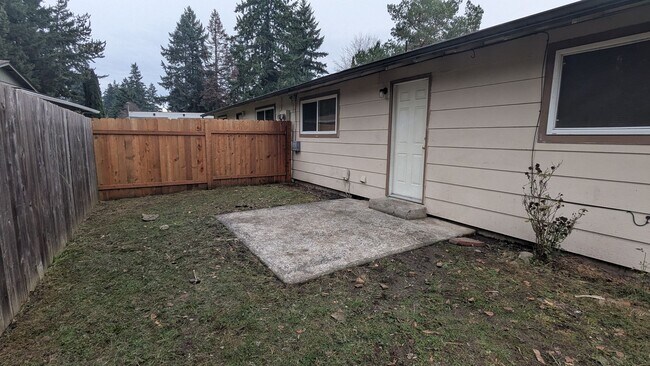 Building Photo - 14616 NE Coast Pine Ct