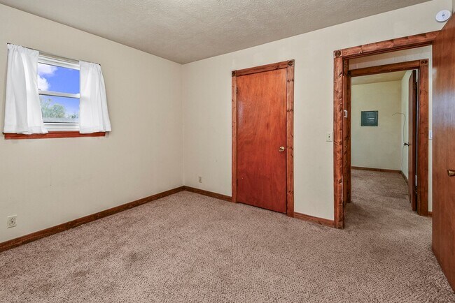 Building Photo - 3 Bed, 2 Bath Home for Rent Near Tom Watkins Park