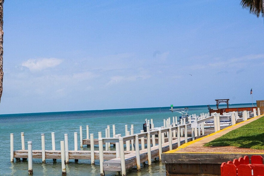 Building Photo - 200 W Kingfish St