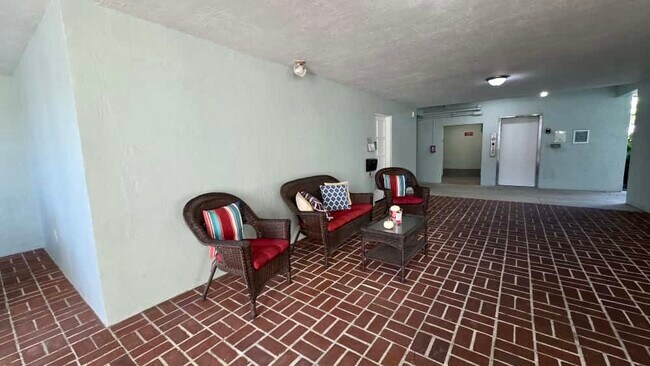 Building Photo - 701 Poinsettia Rd