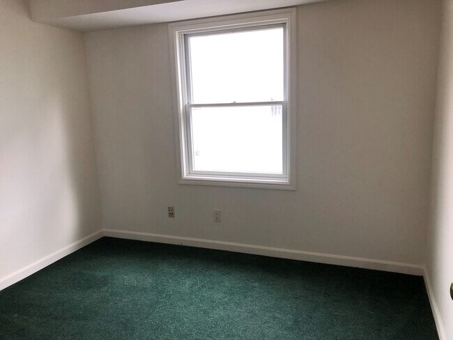 Building Photo - COMING SOON-Spacious 5bdr/3bath units available for a lease ending May 30. Building is located at...