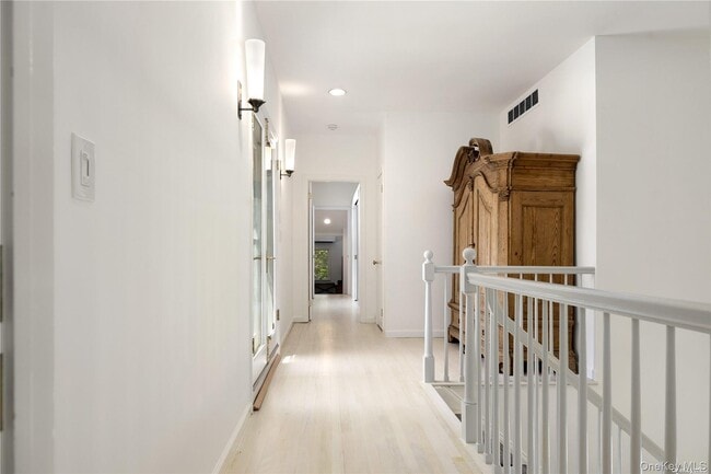 Building Photo - 25 Deerwood Path