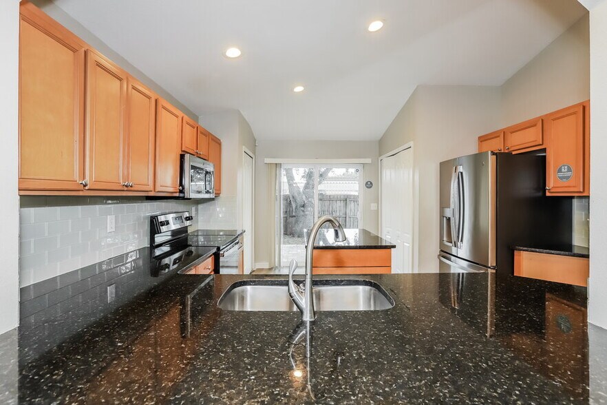 Building Photo - 447 Maple Pointe Dr