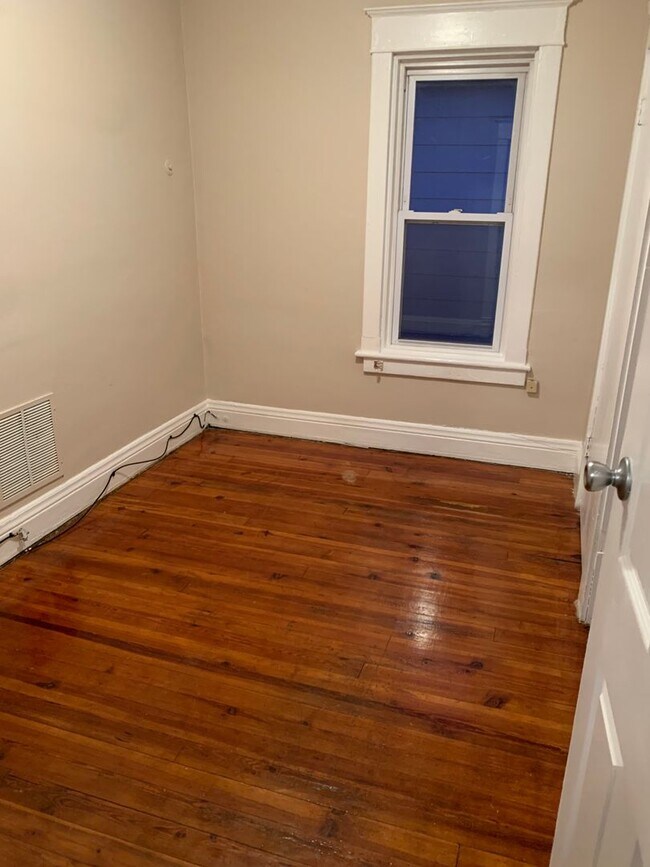 Building Photo - 168 Downs St