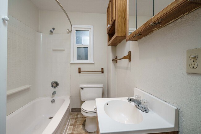 Building Photo - 1 Bedroom 1 Bath with Detached Garage