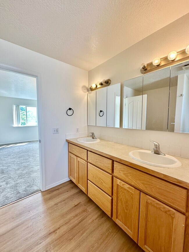 Building Photo - Newly Renovated Expansive Multi story 4 be...