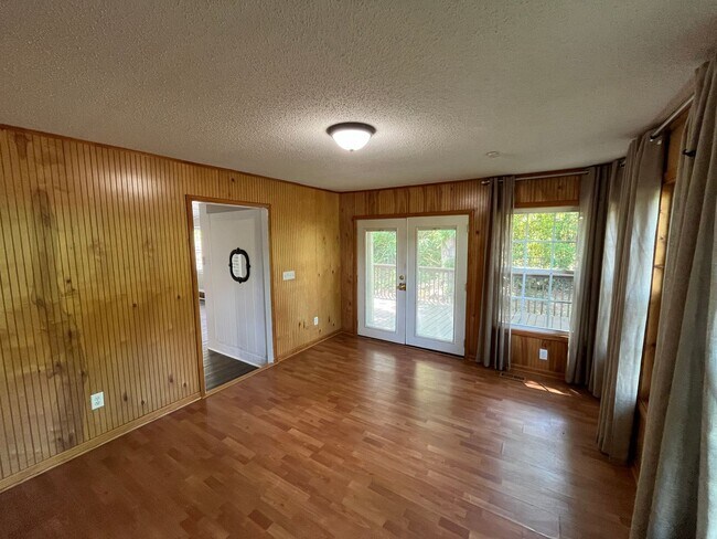 Building Photo - Charming 3-bedroom, 1.5-bathroom property in Pfafftown