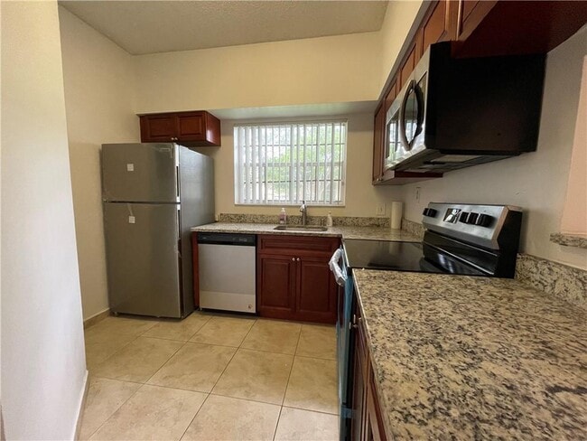 Building Photo - 640 Cypress Club Way