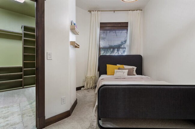 Building Photo - 5605 N Morpheus Pl