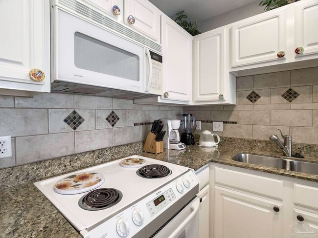 Building Photo - 13500 Sandy Key Dr