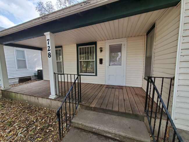 Building Photo - Cute 2 bedroom with garage & fence in back...