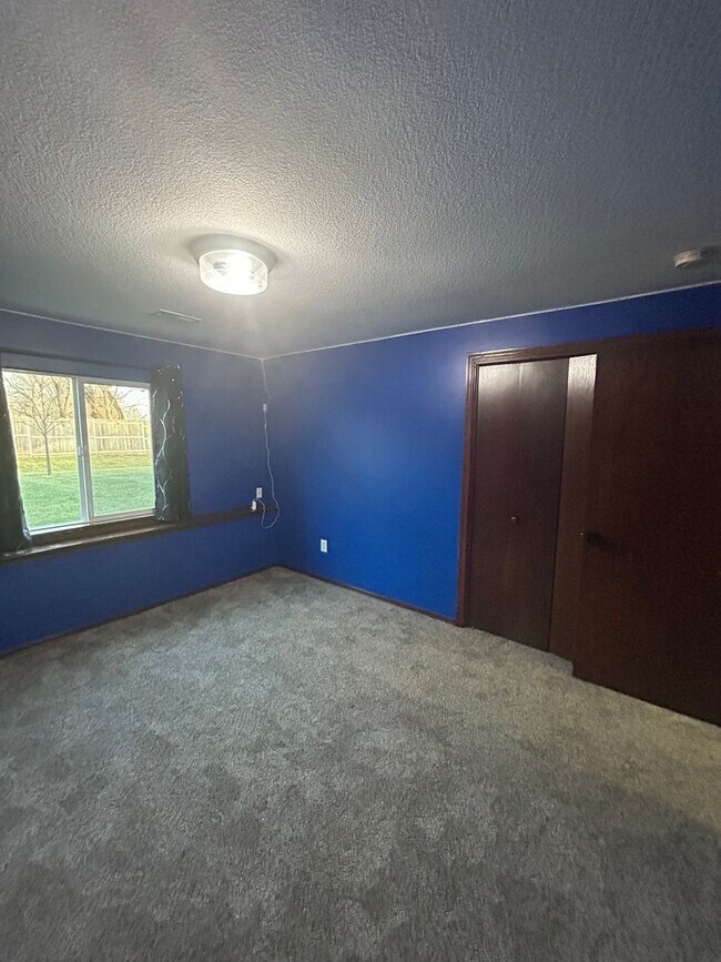 Building Photo - Updated 5 Bedroom , 3 Bath House in Derby Large back Yard